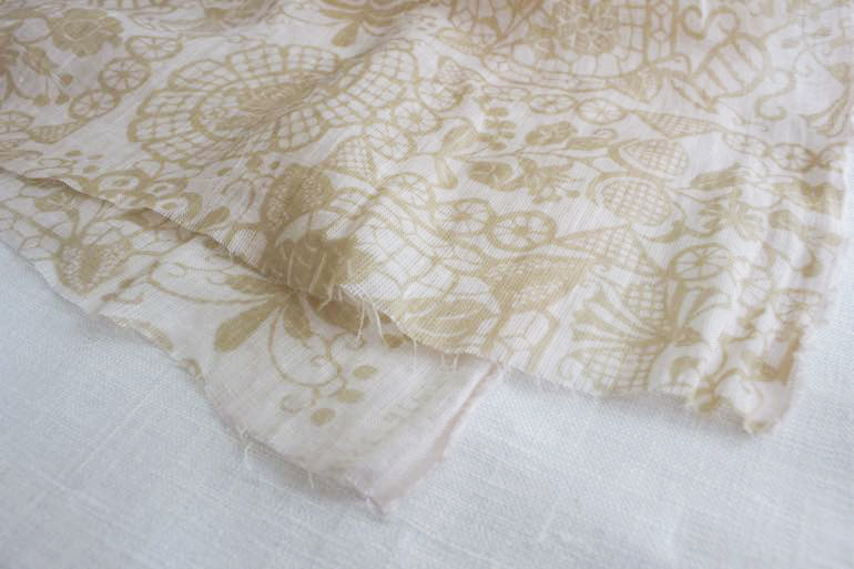 LINNETリネンプリント ルーマニアのテーブル